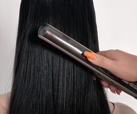 Heatless Straightening vs. Flat Iron Results: Which Method Is Better?